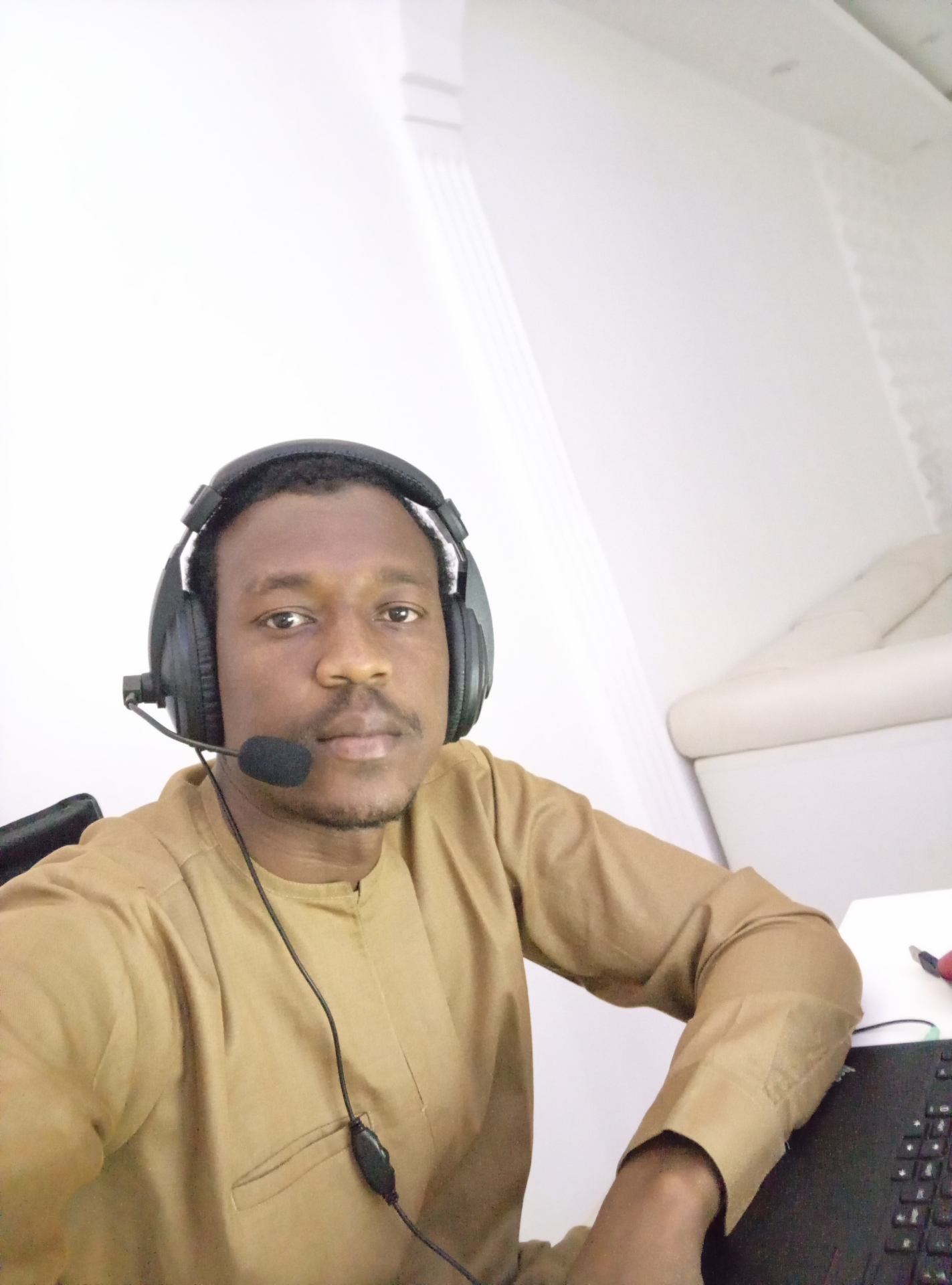 Ismaël Ahamat en session de travail avec casque audio